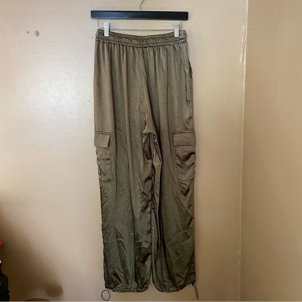 Superdown Rita Cargo Pants Olive green satin track jogger pull on Revolve NWT - Picture 8 of 11